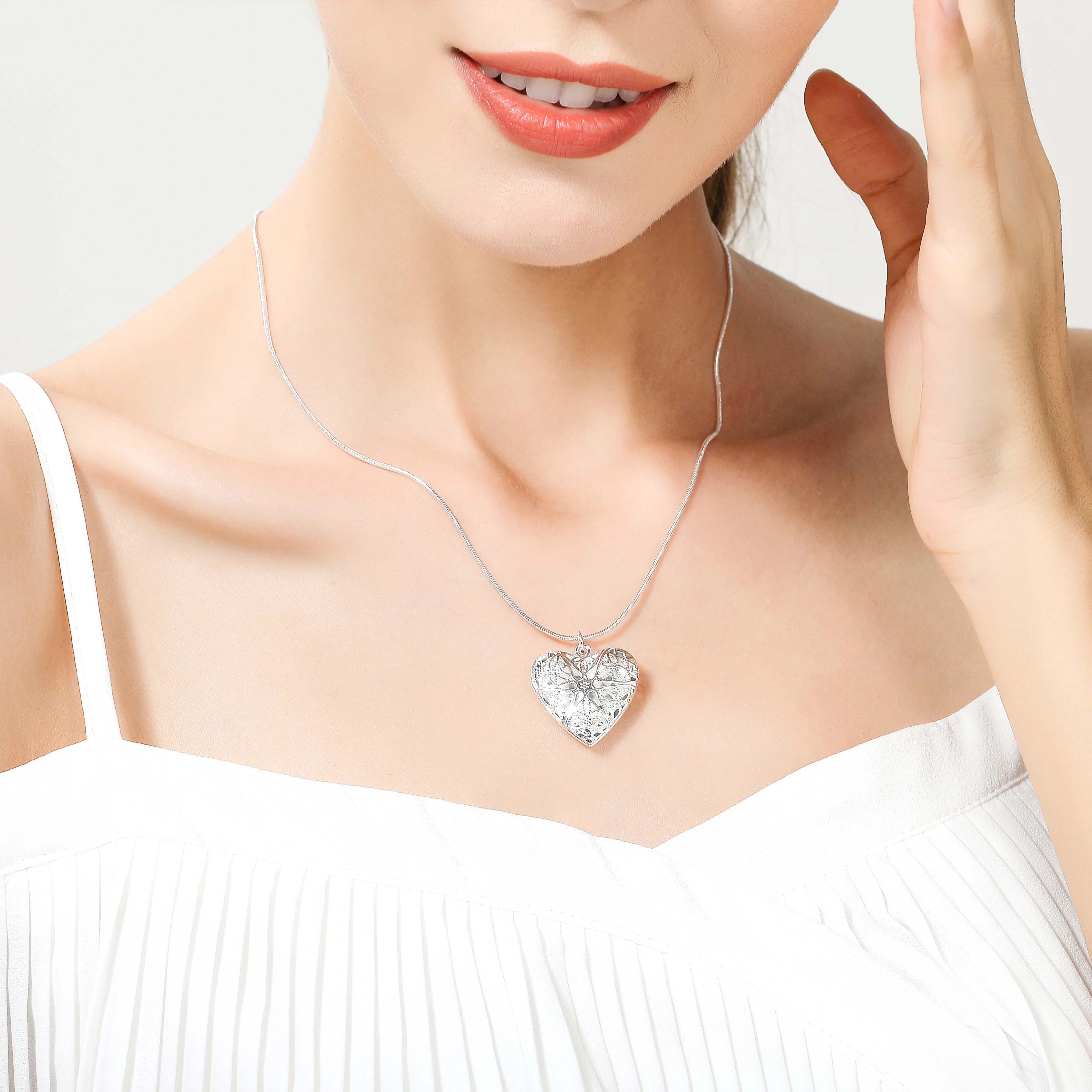 DOTEFFIL 925 Sterling Silver Photo Frame Pendant Necklace